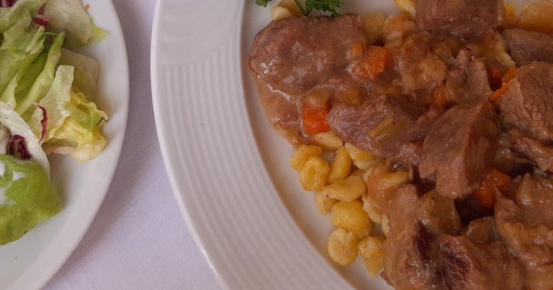 Gulasch mit Nudeln: So gelingt das Soulfood im Topf